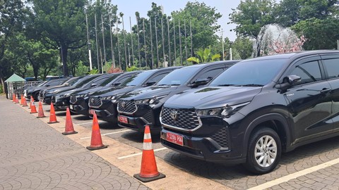 Sejumlah mobil baru kendaraan dinas pejabat atau kepala dinas Pemprov DKI Jakarta berjejer di halaman Balai Kota DKI Jakarta, Rabu (27/12). Foto: Annisa Thahira Madina/kumparan