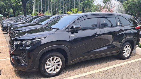 Sejumlah mobil baru kendaraan dinas pejabat atau kepala dinas Pemprov DKI Jakarta berjejer di halaman Balai Kota DKI Jakarta, Rabu (27/12). Foto: Annisa Thahira Madina/kumparan
