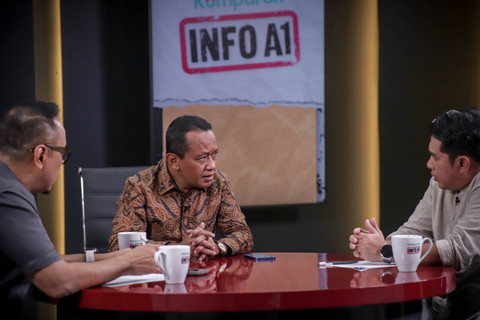Pemimpin Redaksi kumparan, Arifin Asydhad (kanan), Pakar komunikasi politik, Irfan Wahid atau Ipang Wahid (kiri) dan Menteri Investasi Indonesia/Kepala BKPM, Bahlil Lahadalia di program Info A1 kumparan. Foto: Jamal Ramadhan/kumparan