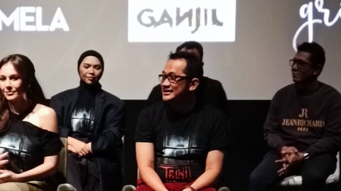 Hanung Bramantyo kenakan pengaman kaki saat hadir di press screening film Trinil: Kembalikan Tubuhku Foto: Aprilandika Pratama/kumparan