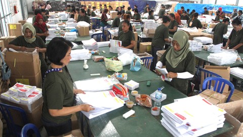 Pekerja melipat surat suara Pemilu 2024 untuk pemilihan anggota DPR dapil Jatim di gudang logistik KPU Kota Malang, Kamis (28/12/2023). Foto: ANTARA/Ari Bowo Sucipto