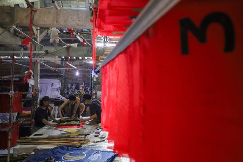Pembuatan APK: Sejumlah pekerja melakukan pengerjaan alat peraga kampanye di kawasan Manggarai, Jakarta, Kamis (28/12/2023). Foto: Iqbal Firdaus/kumparan
