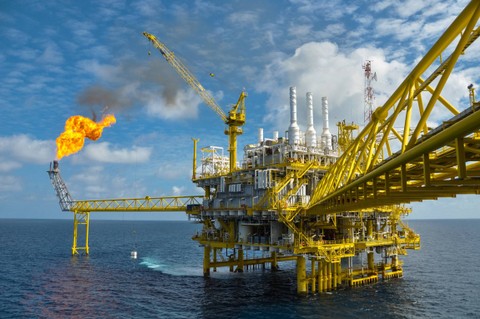 Ilustrasi pengeboran minyak lepas pantai (offshore). Foto: curraheeshutter/Shutterstock