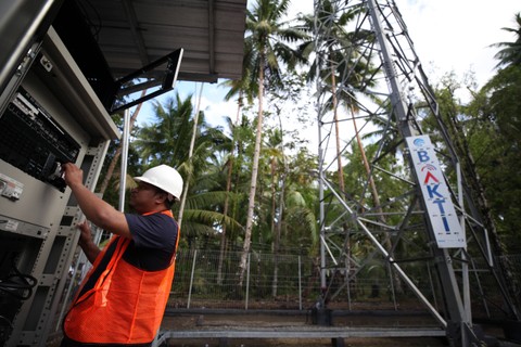 Pekerja mengecek Proyek Base Transceiver Station (BTS) 4G yang selesai dibangun di Desa Bowombaru Utara, Melonguane Timur, Kabupaten Kepulauan Talaud, Sulawesi Utara, Kamis (28/12/2023). Foto: Yulius Satria Wijaya/ANTARA FOTO