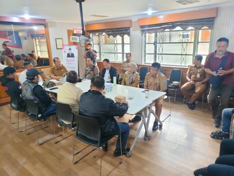 Kesbangpol Kota Bandung kembali menggelar pertemuan lanjutan yang dihadiri oleh perwakilan ojek online se-Bandung Raya, Polrestabes Bandung, dan lain-lain pada 30 Januari 2023 lalu. Foto: Dok. Istimewa / Kesbangpol Kota Bandung