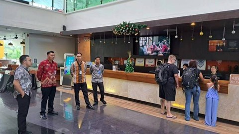 Petugas keimigrasian Kemenkumham Sulawesi Utara, saat melakukan pengawasan di salah satu hotel di Kota Manado. (foto: istimewa)