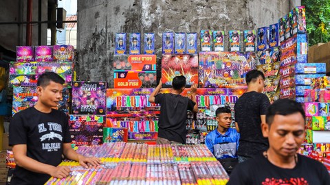 Warga membeli petasan di Pasar Asemka, Taman Sari, Jakarta Barat, Jumat (29/12/2023). Foto: Iqbal Firdaus/kumparan