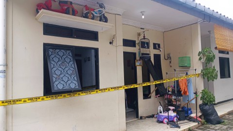 Kondisi rumah tempat kejadian peristiwa pembunuhan yang dilakukan Panca Darmansyah kepada 4 orang anaknya, Jumat (29/12/2023). Foto: Thomas Bosco/kumparan