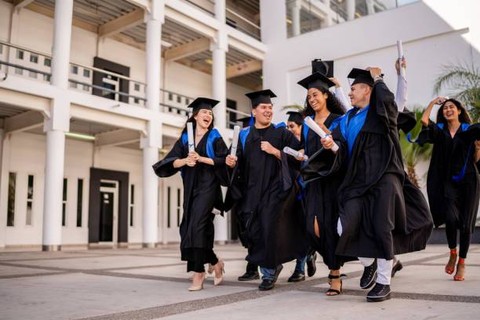 Ilustrasi Apakah Daftar S2 Pasti Diterima, Foto: Unsplash/FG Trade Latin.