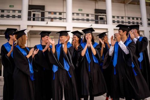 Ilustrasi Apakah Daftar S2 Pasti Diterima, Foto: Unsplash/FG Trade Latin.