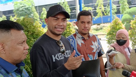 Musisi Rayen Pono Lapor ke Polda Metro Jaya usai Jadi Korban Penipuan, Jumat (29/12). Foto: Aprilandika Pratama/kumparan