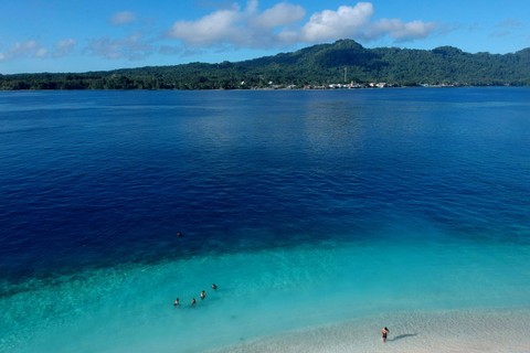 Foto udara keindahan alam di Pantai Pulau Sara, Kabupaten Kepulauan Talaud, Sulawesi Utara, Jumat (29/12/2023). Foto: Yulius Satria Wijaya/Antara Foto