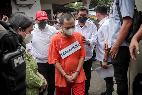 Tersangka kasus pembunuhan empat orang anak, Panca Darmansyah, dihadirkan dalam rekonstruksi di Jagakarsa, Jakarta Selatan, Jumat (29/12/2023). Foto: Jamal Ramadhan/kumparan
