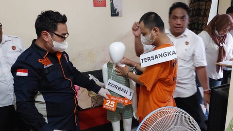Tersangka kasus pembunuhan empat orang anak, Panca Darmansyah, melakukan adegan dalam rekonstruksi di Jagakarsa, Jakarta Selatan, Jumat (29/12/2023). Foto: Thomas Bosco/kumparan