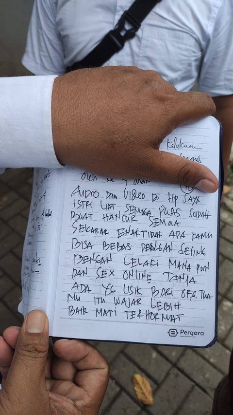 Beberapa pesan yang diketik Panca di laptop, sempat dicatat Kuasa Hukum Panca Darmansyah, Amriadi Pasaribu, dalam rekonstruksi pembunuhan anak di Jagakarsa, Jumat (29/12/2023). Foto: Thomas Bosco/kumparan