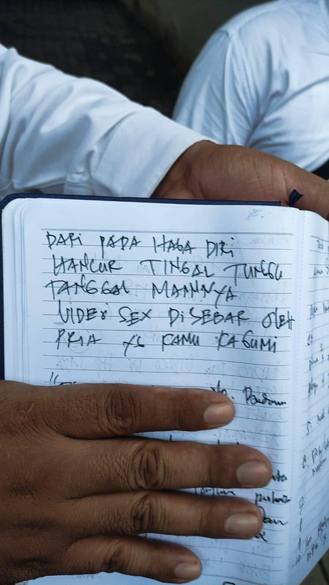 Beberapa pesan yang diketik Panca di laptop, sempat dicatat Kuasa Hukum Panca Darmansyah, Amriadi Pasaribu, dalam rekonstruksi pembunuhan anak di Jagakarsa, Jumat (29/12/2023). Foto: Thomas Bosco/kumparan