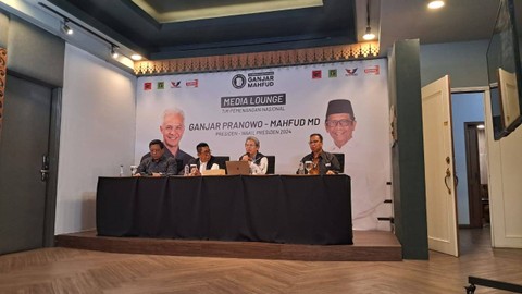 Deputi Hukum Tim Pemenangan Nasional (TPN) Ganjar-Mahfud, Todung Mulya Lubis dan jajaran, di Media Center TPN Ganjar-Mahfud, Gondangdia, Jumat (29/12/2023). Foto: Annisa Thahira Madina/kumparan