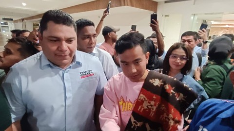 Cawapres nomor urut 02, Gibran Rakabuming Raka, tiba di Bandara El Tari, Kupang, NTT, Jumat (29/12) malam, untuk melakukan safari kampanyenya. Foto: Zamachsyari/kumparan
