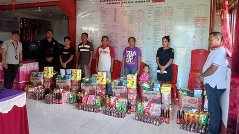 Penyaluran bantuan untuk masyarakat di salah satu wilayah di Kabupaten Sitaro.