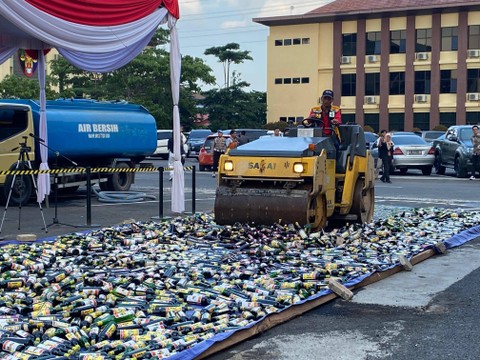 Ribuan minuman keras dimusnakan Polda Lampung. | Foto: Sinta Yuliana/Lampung Geh