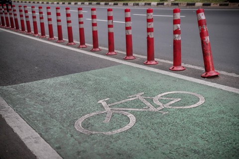 Stik pembatas jalur sepeda di kawasan Kwitang, Jakarta, Jumat (29/12/2023). Foto: Jamal Ramadhan/kumparan