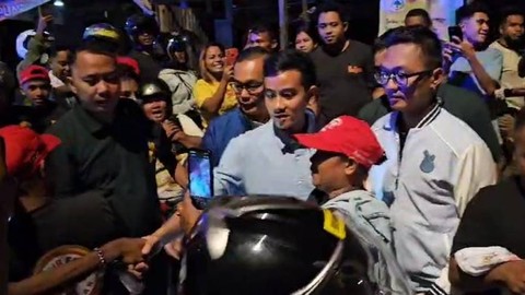 cawapres nomor urut 2, Gibran Rakabuming Raka, menyapa ribuan simpatisan yang memakai motor setibanya di Bandara El Tari, Kupang, Nusa Tenggara Timur (NTT) pada Jumat (29/12/2023) malam. Foto: Zamachsyari/kumparan