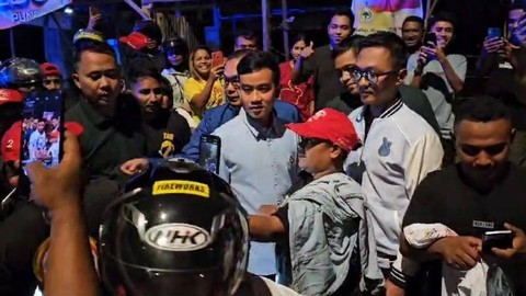 cawapres nomor urut 2, Gibran Rakabuming Raka, menyapa ribuan simpatisan yang memakai motor setibanya di Bandara El Tari, Kupang, Nusa Tenggara Timur (NTT) pada Jumat (29/12/2023) malam. Foto: Zamachsyari/kumparan