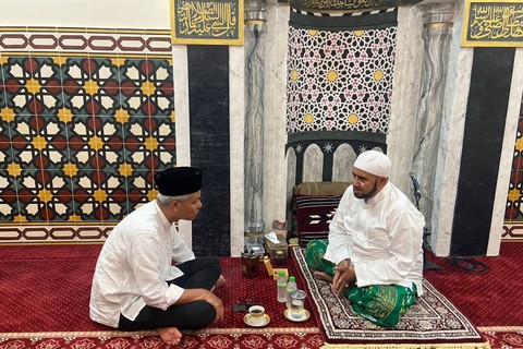 Capres 03 Ganjar Pranowo melakukan silaturahmi ke Habib Syech bin Abdul Qodir Assegaf di Masjid Habib Syech Solo, Jawa Tengah, Jumat (29/12/2023). Foto: Paulina Herasmaranindar/kumparan