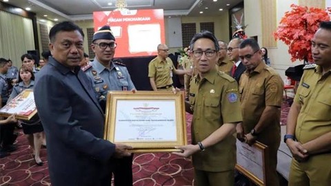 Penjabat Bupati Sitaro, Joi Eltiano B Oroh saat menerima penghargaan sebagai Kabupaten Peduli HAM dari Kemenkumham.