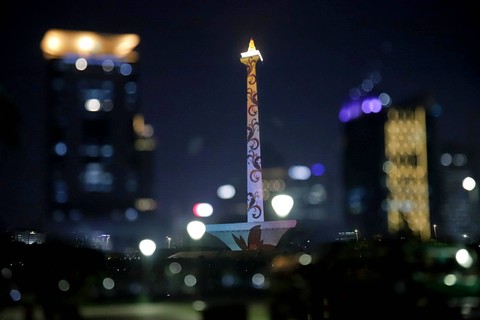 Video mapping di Monumen Nasional, Jakarta, Jumat (29/12/2023). Foto: Jamal Ramadhan/kumparan