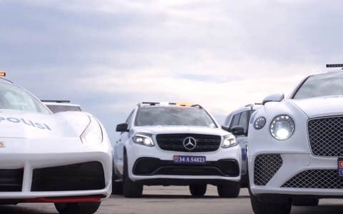 Sejumlah mobil mewah sitaan yang dijadikan sebagai armada Kepolisian Lalu Lintas di Turki. Foto: X/Ali Yerlikaya