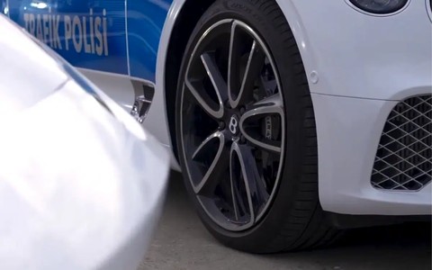 Sejumlah mobil mewah sitaan yang dijadikan sebagai armada Kepolisian Lalu Lintas di Turki. Foto: X/Ali Yerlikaya