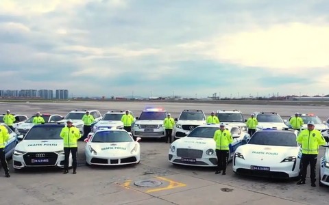 Sejumlah mobil mewah sitaan yang dijadikan sebagai armada Kepolisian Lalu Lintas di Turki. Foto: X/Ali Yerlikaya