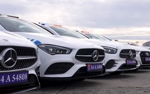 Sejumlah mobil mewah sitaan yang dijadikan sebagai armada Kepolisian Lalu Lintas di Turki. Foto: X/Ali Yerlikaya
