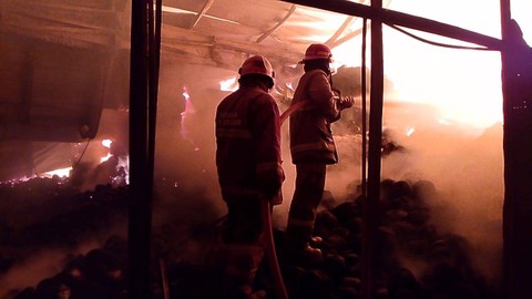Kebakaran di Gudang Penyimpanan Kapas Citeureup Foto: kumparan