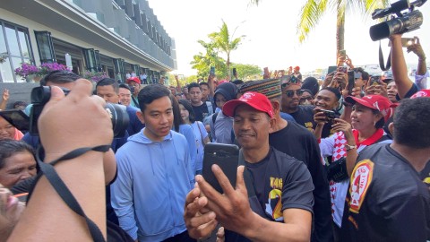 Sejumlah pendukung foto bersama dengan Cawapres nomor urut 02, Gibran Rakabuming Raka saat menghadiri acara konser mini di Hotel Meruorah, Labuan Bajo, NTT, Sabtu (30/12). Foto: Zamachsyari/kumparan
