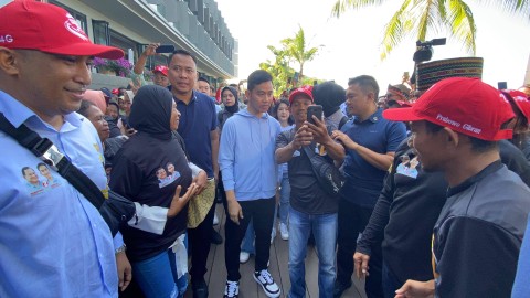 Sejumlah pendukung foto bersama dengan Cawapres nomor urut 02, Gibran Rakabuming Raka saat menghadiri acara konser mini di Hotel Meruorah, Labuan Bajo, NTT, Sabtu (30/12). Foto: Zamachsyari/kumparan