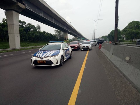 Contraflow KM 47 s.d KM 65 Arah Cikampek Jalan Tol Jakarta-Cikampek dibuka untuk mengantisipasi kenaikan volumen kendaraan. Foto: Jasa Marga