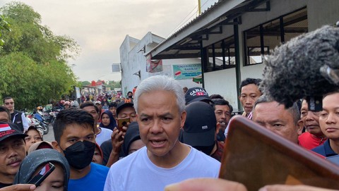 Capres 03 Ganjar Pranowo Menyapq Pedagang di Pasar Kebon Agung Boyolali, Sabtu (30/12). Foto: Paulina Herasmaranindar/kumparan