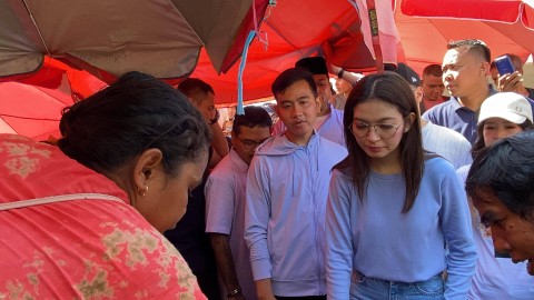 Cawapres nomor urut 02 Gibran Rakabuming Raka bersama istrinya, Selvi Ananda blusukan ke Pasar Wae Kesambi, Batu Cermin, Labuan Bajo, NTT, Sabtu (30/12). Foto: Zamachsyari/kumparan