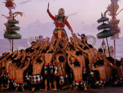Sejumlah penari dan aktor tampil di teater tari Kecak "Titi Situbanda" di Pantai Melasti, Bali, 28 Desember 2023. Foto: David Gannon / AFP