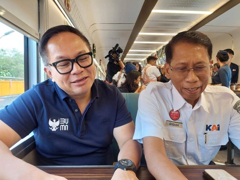 Wakil Menteri BUMN, Kartika Wirjoatmodjo (Kiri) bersama Dirut PT KAI, Didiek Hartantyo saat meluncurkan gerbong kereta next generation di KA Argo Dwipangga, Sabtu (30/12). Foto: Wendiyanto/kumparan
