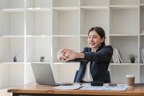 Ilustrasi karyawan yang work life balance. Foto: wichayada suwanachun/Shutterstock