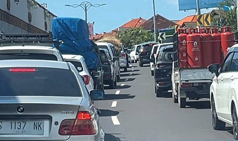 Suasana lalu lintas di Sunset Road Jalan Bypass Ngurah Rai, Bali pada Sabtu (30/12) pukul 10.29 WITA. Foto: Widya Islamiati/kumparan