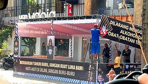 Persiapan posko pantau lalu lintas di Jalan Patih Jelantik, Kuta, Bali pada pada Sabtu (30/12) pukul 10.29 WITA. Foto: Widya Islamiati/kumparan