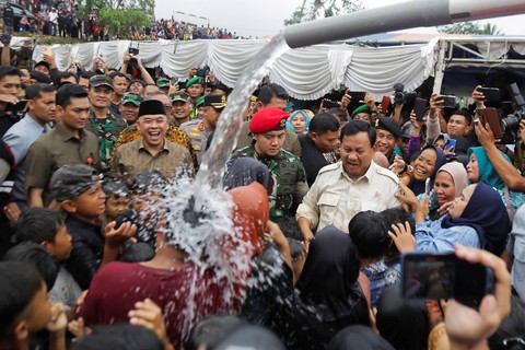 Menteri Pertahanan Prabowo Subianto bermain air bersama anak-anak saat peresmian dan penyerahan proyek bantuan air bersih di Karanganyar, Jampang Kulon, Kabupaten Sukabumi, Jawa Barat, Sabtu (30/12/2023). Foto: Henry Purba/ANTARA FOTO
