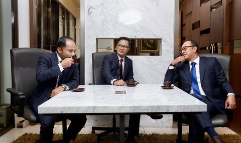 Visi Law Office, Donal Fariz, Febri Diansyah, Rasamala Aritonang. Foto: Dok. Visi Law Office