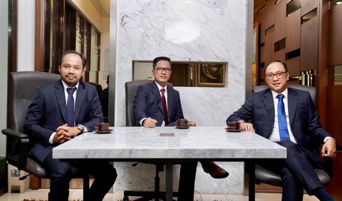 Visi Law Office, Donal Fariz, Febri Diansyah, Rasamala Aritonang. Foto: Dok. Visi Law Office