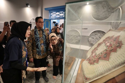 Capres nomor urut 1 Anies Baswedan bersama istrinya mengunjungi pameran Museum Ndalem Guron Tegalsari di Ndalem Guron Tegalsari Ponorogo, Jawa Timur, Sabtu (30/12/2023). Foto: Dok. Istimewa