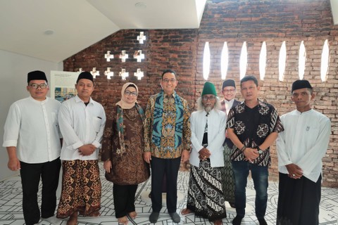 Capres nomor urut 1 Anies Baswedan bersama istrinya mengunjungi Ndalem Guron Tegalsari Ponorogo, Jawa Timur, Sabtu (30/12/2023). Foto: Dok. Istimewa